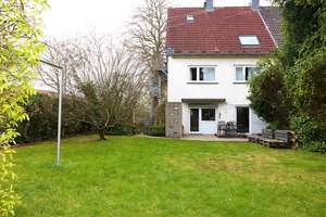 Zweifamilienhaus in begehrter Gartenstadt Kapitalanlage mit kurzfristigem Mietsteigerungspotenzial