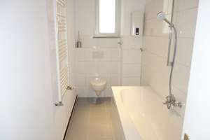 EXKLUSIV NÄHE BILKER ARCADEN MODERN MIT BALKON WANNENBAD EINBAUKÜCHE MÖGL. LAMINAT 3. ETAGE / AUFZUG – Brunnenstr. 20, 40223 Bilk, Düsseldorf – Vorschaubild 6