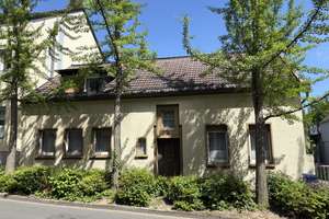 Zweifamilienhaus mit großem Grundstück, Garagenhof und Ausbaupotential