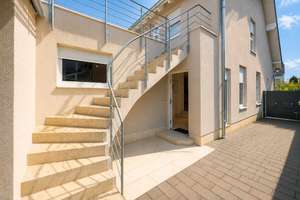 Modernes Zweifamilienhaus mit großem Garten
