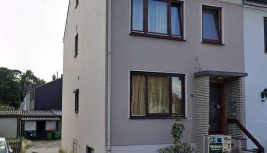 Bild von Doppelhaushälfte mit drei vermieteten Wohneinheiten in ruhiger Lage – attraktive Kapitalanlage