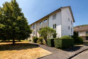 MANNELLA *Großzügig wohnen in Rheinnähe* Vier-Zimmer mit Balkon und eigener Garage.
