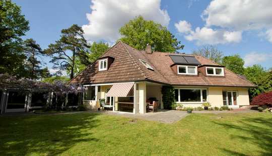 Bild von Hamburg Blankenese, Villa in Bester Lage, Kleinod auf großem Grundstück, Elbseite