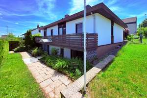 Familienbungalow mit Einliegerwohnung und Doppelgarage auf schönem Hanggrundstück – Katharinenberg 12, 91350 Gremsdorf – Vorschaubild 2