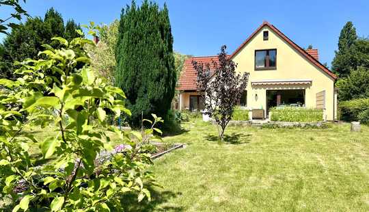 Bild von Schnelsen: Zweifamilienhaus auf herrlichem Grundstück, mit sep. Sonnenterrassen, Garage u. Carport!