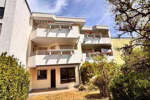 Sehr ruhig gelegene, freie 2 ½-Zimmer-Wohnung mit Westterrasse, Garten, Ostbalkon und TG-Stellplatz!
