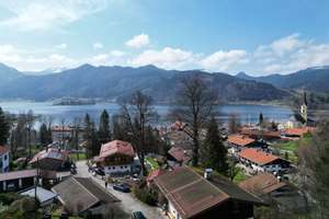 Ihr Refugium über den Dächern von Schliersee
- Attraktives Landhaus mit See- und Bergpanoramablick – Die vollständige Adresse der Immobilie erhältst du vom Anbieter., 83727 Schliersee – Vorschaubild 8
