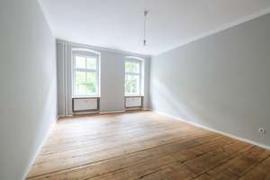 Bezugsfreie Altbauwohnung in absoluter Top-Lage mit Tageslicht-Badezimmer, Wohnküche und Holzdielen – Audre-Lorde-Straße 73, 10997 Kreuzberg, Berlin – Vorschaubild 2