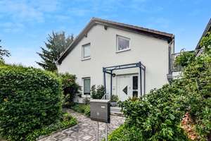 Modernes Wohnen mit Kamin, Pool und liebevoll angelegtem Garten