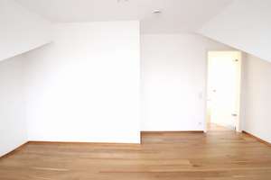Lichtdurchflutete 3-Zimmer-Dachgeschosswohnung mit Balkon, hochwertiger Einbauküche und zwei Bädern – Heßstr. 6, 80799 Am alten nördlichen Friedhof, München – Vorschaubild 6