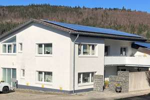 Saniertes, großzügiges Zweifamilienhaus in zentrumsnaher Lage – Die vollständige Adresse der Immobilie erhältst du vom Anbieter., 78564 Wehingen – Vorschaubild 1