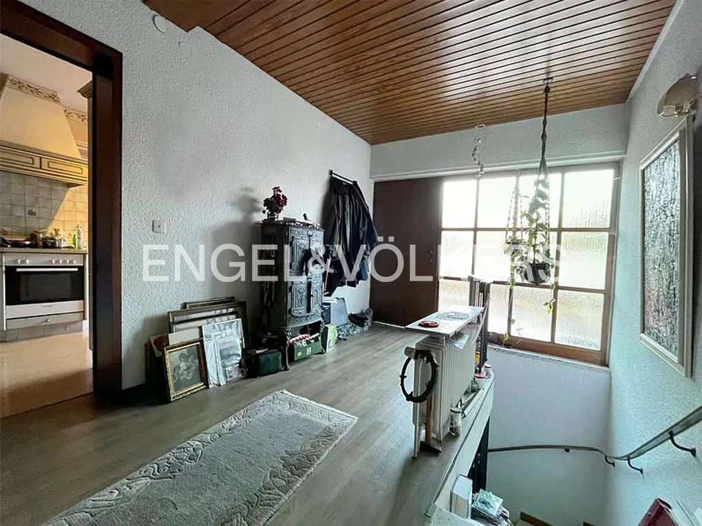 Immobilie in Löhnberg - Großzügiges Ein- bis Zweifamilienhaus mit Terrasse in begehrter Aussichtslage - Bild 4