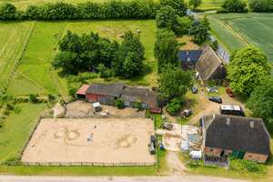 Reiterparadies nahe Weißenhäuser Strand – Pferdehof mit Weiden, Stallungen und PV-Anlage