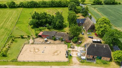 Reiterparadies nahe Weißenhäuser Strand – Pferdehof mit Weiden, Stallungen und PV-Anlage