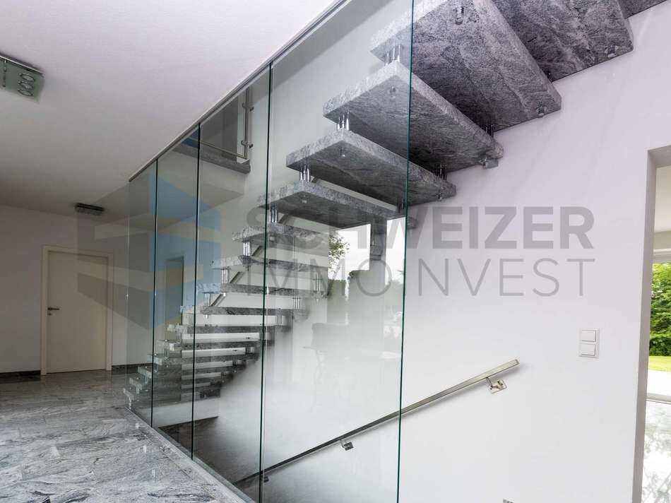 Freitragende Granittreppe