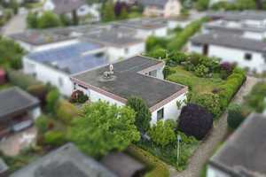 Wohnen auf einer Ebene: Bungalow mit Garten, Keller, Zwei Garagen und Freistellplatz – Zollernalbkreis – Vorschaubild 2