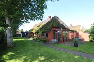 Charmantes und modernisiertes Reetdachhaus/EFH mit PV-Anlage und Garage in Ortsrandlage – Nordfriesland (Kreis) – Vorschaubild 2