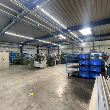 Lichtdurchflutete Halle mit angrenzenden Büros in direkter Nähe zur A40 | Ebenerdig