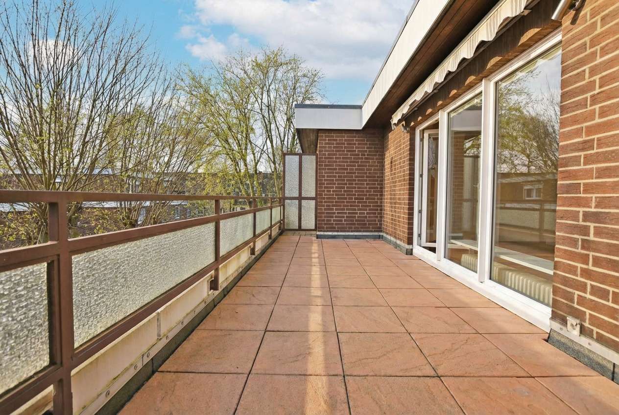 Renovierungsbedürftige Endetage in ruhiger Lage Lokstedt mit großer Dachterrasse & Tiefgarage, Hamburg – Bild 1