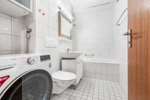 Mit Tiefgaragenstellplatz: Gut geschnittene 2-Zimmer-Wohnung – München – Vorschaubild 8