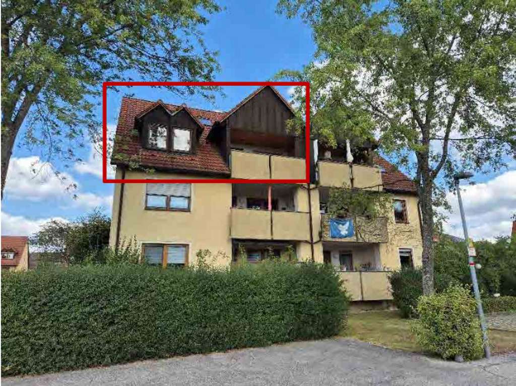 Immobilie in Neuendettelsau - Lichtdurchflutete DG-Wohnung mit Südbalkon & großzügigem Studio - Bild 0