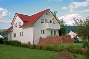 Modernes Mehrfamilienhaus mit zwei separaten 4-Zimmer-Wohnungen, Garage, Terrasse und Balkonen – Die vollständige Adresse der Immobilie erhältst du vom Anbieter., 78549 Spaichingen – Vorschaubild 1
