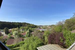 facettenreiches großzügiges 3 Familien-Haus mit Fernsicht und ruhiger Hanglage …