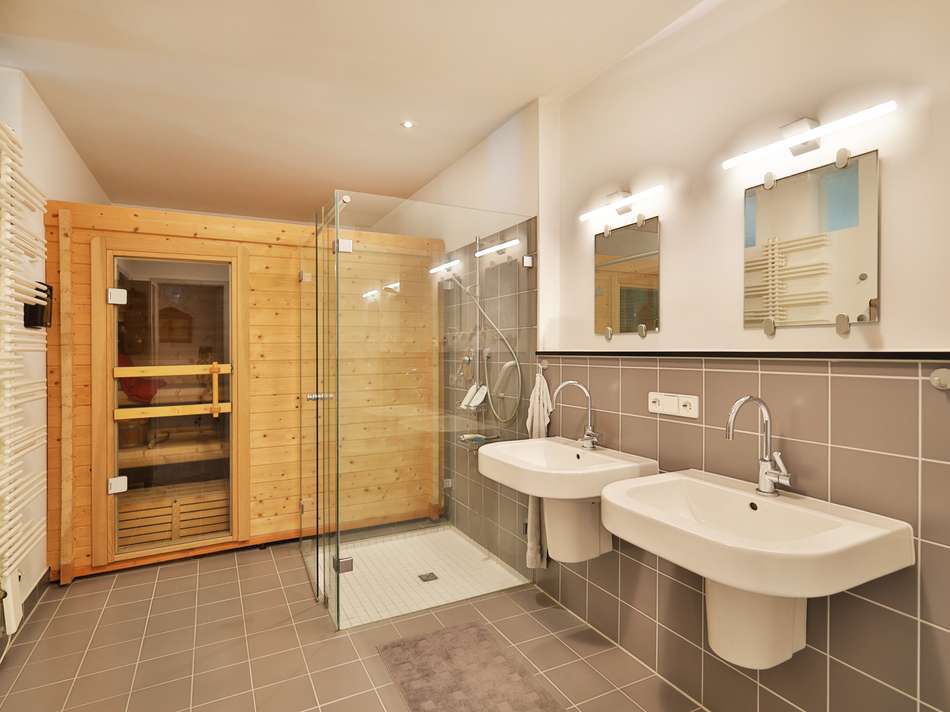Großes Bad en Suite mit Sauna