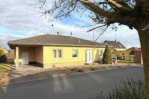Wohlfühlen auf einer Ebene 
Massivbungalow mit Carport,
Fußbodenheizung + Kamin
in Wolfen OT Reud – Torfweg 15, 6766 Bitterfeld-Wolfen – Vorschaubild 1