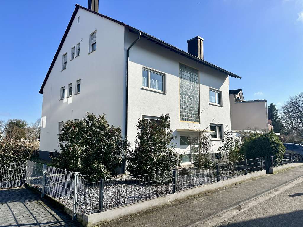 Immobilie in Jockgrim - Topp gepflegtes 3-Familienhaus mit Garagen und Stellplätzen zur Kapitalanlage - voll vermietet - Bild 0