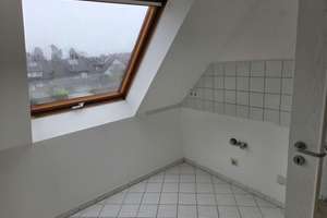2 Zimmer DG-Wohnung mit Balkon und PKW Stellplatz in Rheinnähe – Heinrich-Klein-Str. 16, 51143 Langel, Köln – Vorschaubild 3