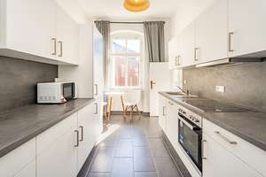 3-Zimmerwohnung in Top Lage: Stuck, Dielenboden und Balkon! Jetzt provisionsfrei und bezugsfertig! – Die vollständige Adresse der Immobilie erhältst du vom Anbieter., 10119 Prenzlauer Berg, Berlin – Vorschaubild 9