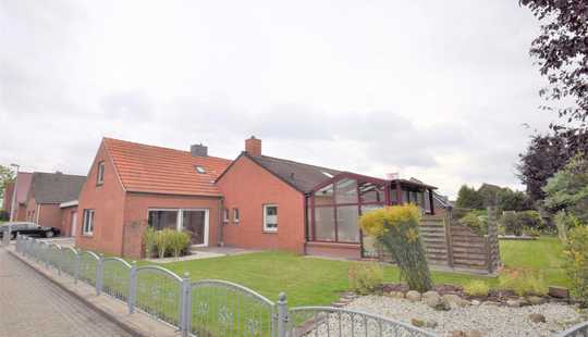 Bild von Leer- Bingum: Zweifamilienhaus auf großem Grundstück mit Doppelgarage