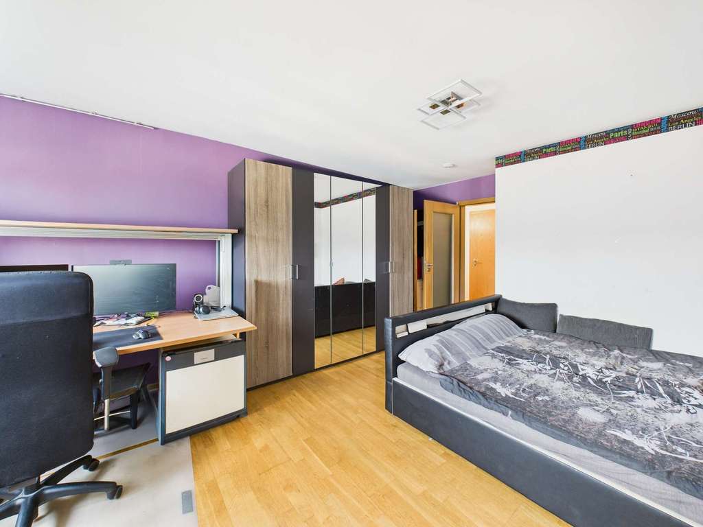 Immobilie in Rheinstetten - Perfekt für Familie oder Kapitalanleger: 4 Zimmer, Balkon & Garage - Bild 4