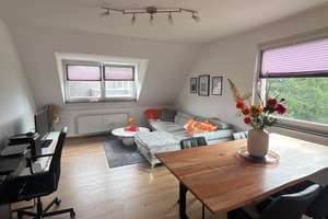 Helle Dachgeschoss-2-Zimmer-Wohnung mit viel Tageslicht in Köln – Bernburger Weg 3, 51061 Höhenhaus, Köln – Vorschaubild 1