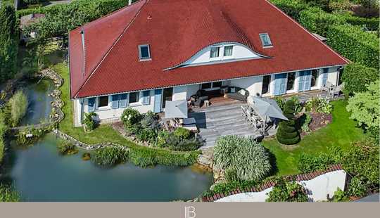 Bild von Ein Zuhause wie aus dem Bilderbuch: Villa mit Gartenidylle und Schwimmteich