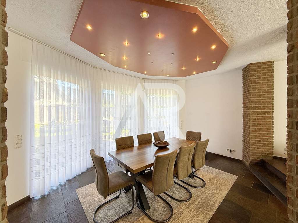 Immobilie in Jülich - Einladendes Familienhaus in Jülich-Nord - mit Büroflächen, gemütlichem Kaminzimmer und gepflegtem Sü - Bild 4