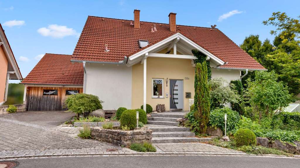 Immobilie in Frensdorf - Idyllische Lage! Energieeffizientes Einfamilienhaus mit Balkon, Terrasse und optimaler Anbindung - Bild 2