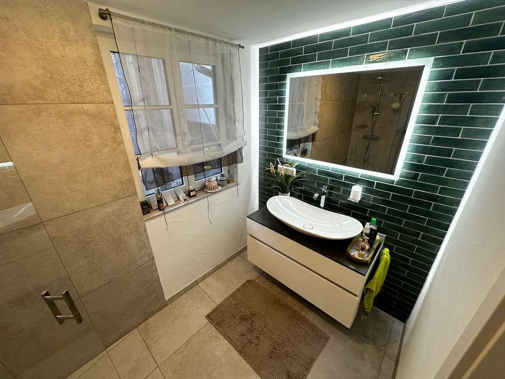 Immobilie in Schiltach - Geschichte trifft Luxus – exklusiv saniertes Fachwerkhaus mit Terrasse & Steuervorteil - Bild 2