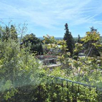 Entdecken Sie diese exklusive Luxusvilla, die sich in der besten Straße von El Escorial befindet.