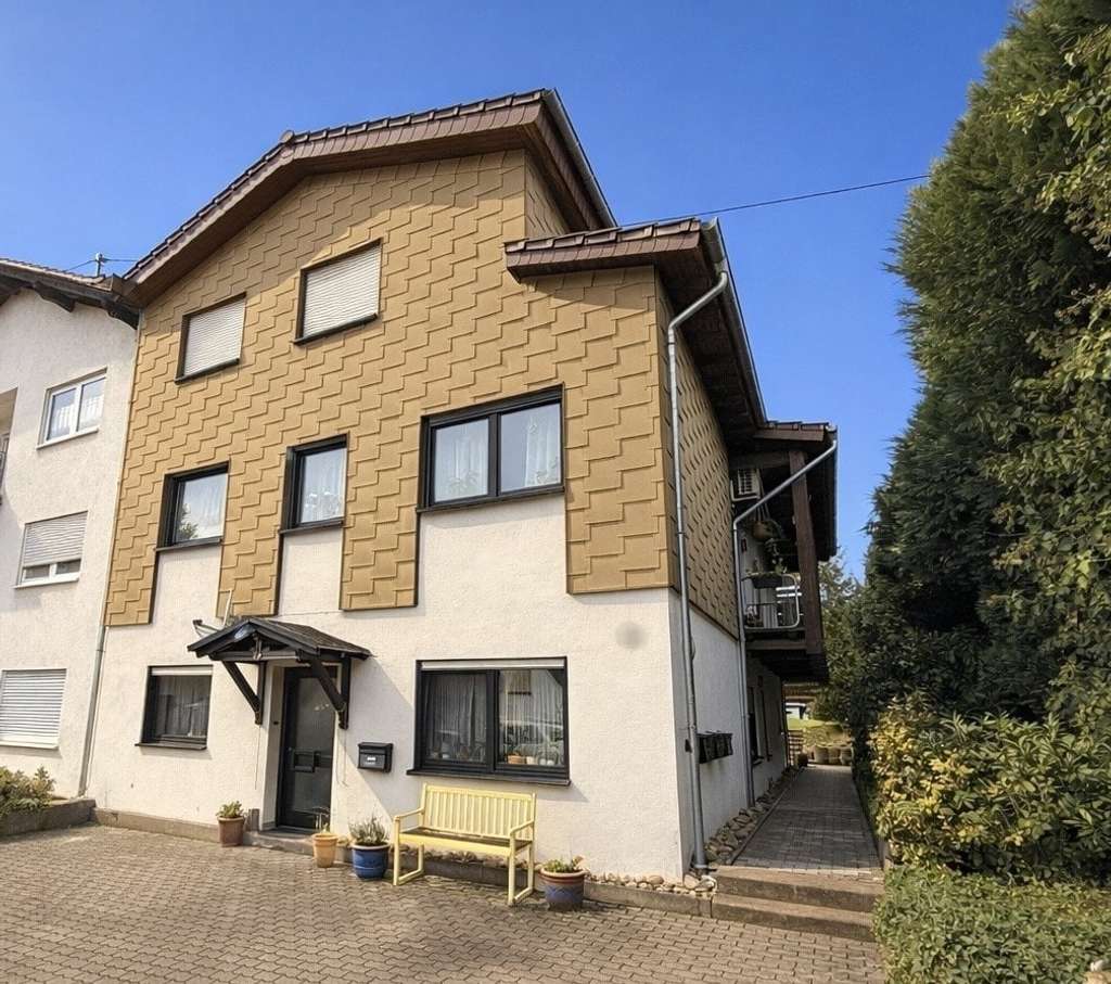 Immobilie in Saarwellingen - Sanierte Wohnung mit Gartenanteil in Saarwellingen-Schwarzenholz! - Bild 0