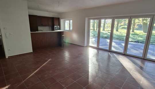 Bild von Einfamilienhaus mit großzügigem Grundstück, Garage und Nebengebäude – neuwertig und energieeffizient