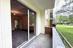 Vorbereitet zur Renovierung, 3 Zimmerwohnung mit Balkon + Eigentum Stellplatz.