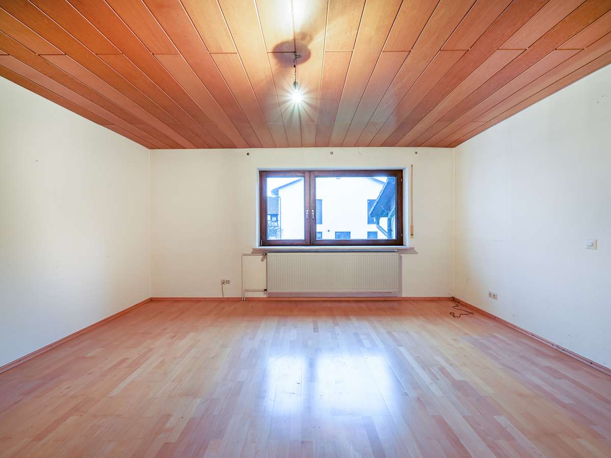 Immobilie in Marxzell - Sanierungsobjekt mit Potential: Zweifamilienhaus, großes Grundstück und viel Platz für Handwerk - Bild 6