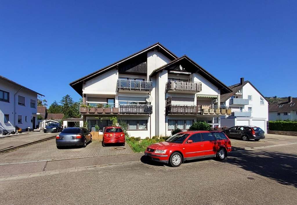 Immobilie in Breisach am Rhein - MFH (Doppelhaushälfte) mit 5 Wohnungen und Doppelgarage in Breisach-Niederrimsingen - Bild 0