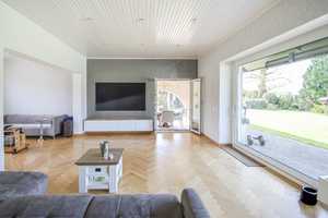 Großzügiger Souterrain-Bungalow mit Pool in Feldrandlage – Neuss (Rhein-Kreis) – Vorschaubild 2