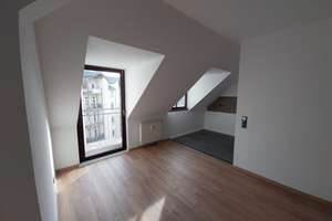 ***Sehr schöne, helle 3 Raumwohnung mit Blick ins Grüne mit neu saniertem Bad, EBK möglich*** – Lessingplatz 6, 9130 Sonnenberg, Chemnitz – Vorschaubild 1