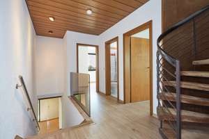 Einzigartiges Maisonette-Erlebnis mit Rheinblick, Garten und Balkonvielfalt – Die vollständige Adresse der Immobilie erhältst du vom Anbieter., 40589 Himmelgeist, Düsseldorf – Vorschaubild 7