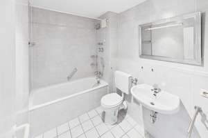Helle 2-Zimmer-Wohnung mit Balkon und Außenstellplatz zum Wohlfühlen – Die vollständige Adresse der Immobilie erhältst du vom Anbieter., 65189 Südost, Wiesbaden – Vorschaubild 5