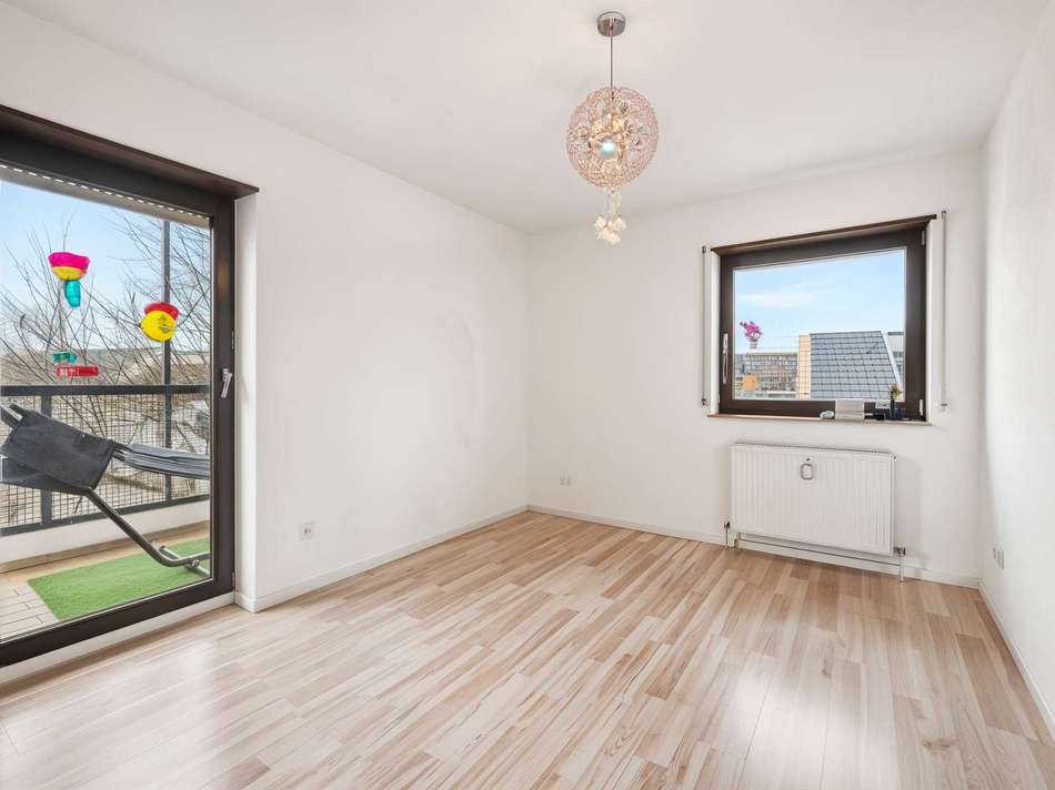 Schlafzimmer mit Zugang zum Ba